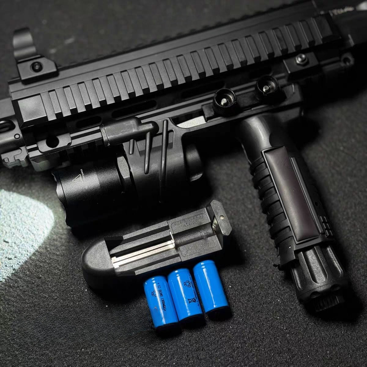 M910 black flashlight