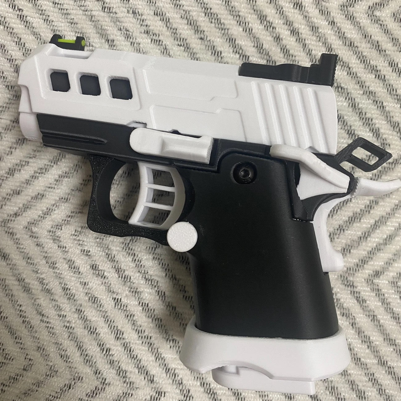 2011-black-white-toy-gun