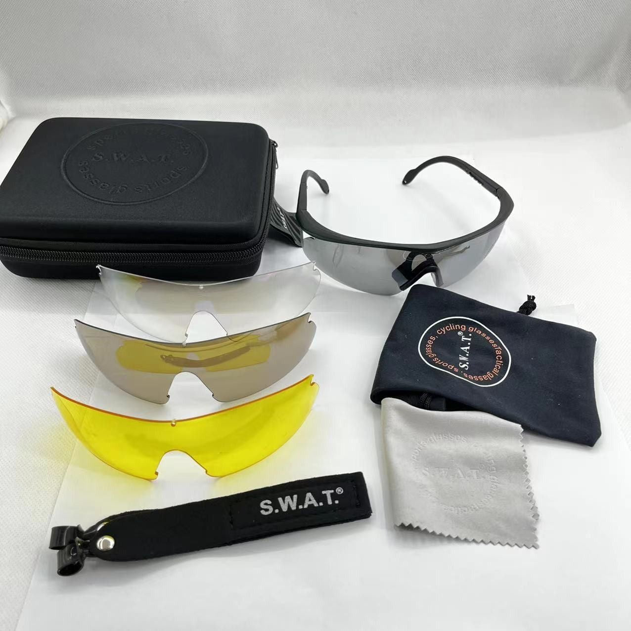 eyewear-accessories-display